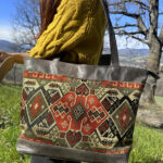 Tote in pelle e arazzo colorato