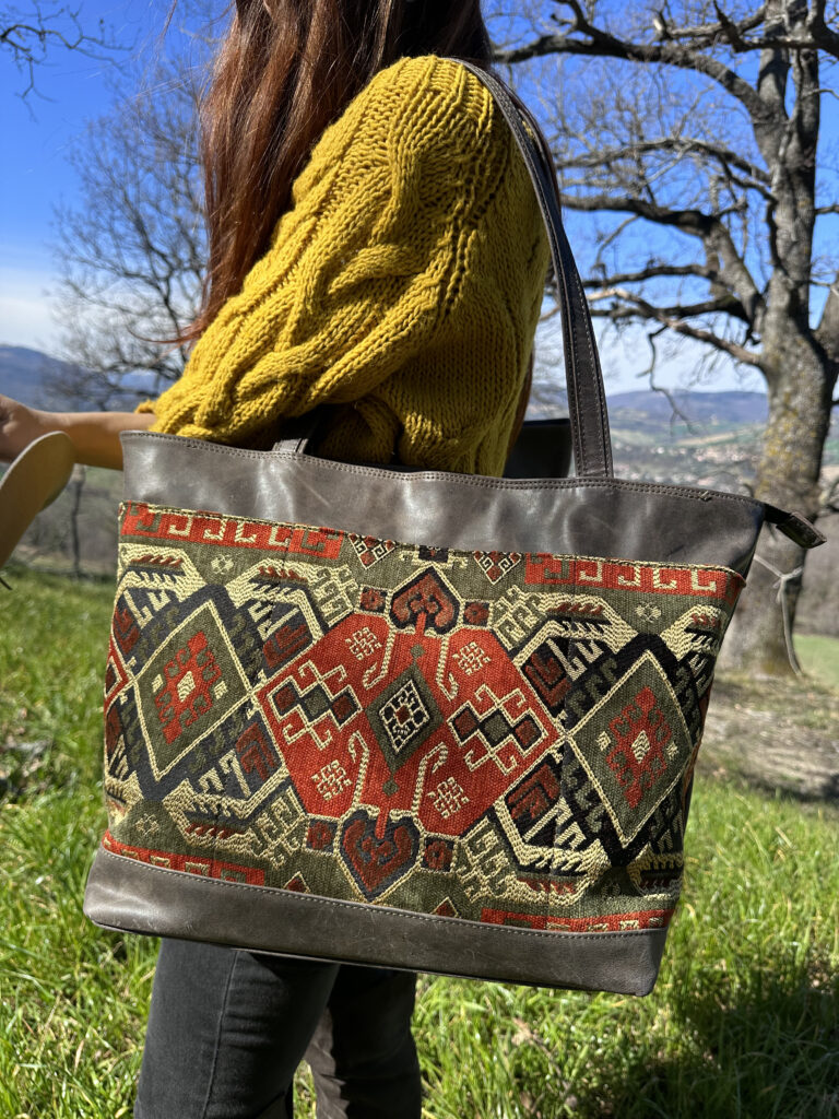 Tote in pelle e arazzo colorato