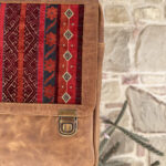 Borsa in pelle e kilim gemetrico rosso con fibia in acciaio
