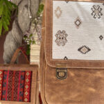 Cartella in pelle con cuciture chiare e kilim bianco