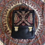 Borsa in pelle nera artigianale con kilim floreale e fibia dorata