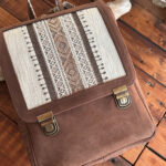 Cartella in pelle marrone con kilim bianco