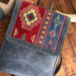 Cartella in pelle scura e kilim geometrico rosso e blu
